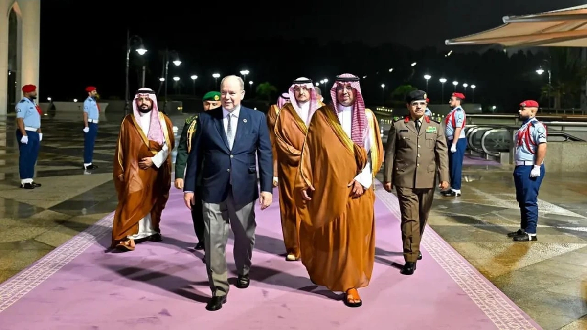 أمير إمارة موناكو يصل جدة.. صور