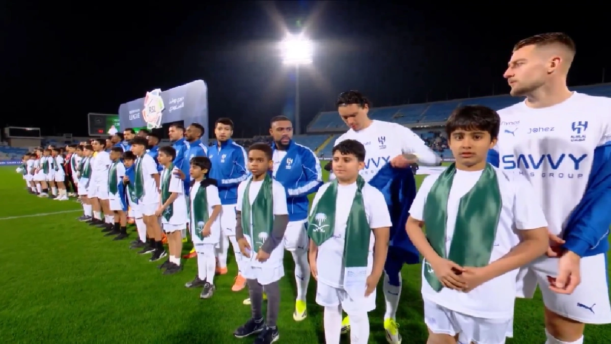 لقطة إنسانية من لاعبو الهلال مع الأطفال بعد شعورهم بالبرد..فيديو