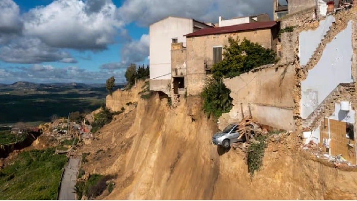 انزلاقات أرضية عنيفة تبتلع بلدة إيطالية وتجلي 1500 شخص.. فيديو