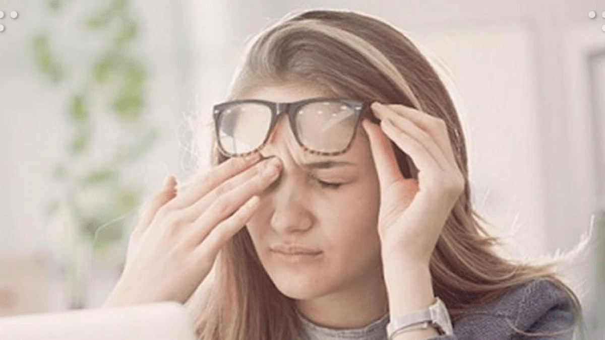 استشاري : الصداع من الهواتف والكمبيوتر قد يحتاج لنظارة طبية .. فيديو