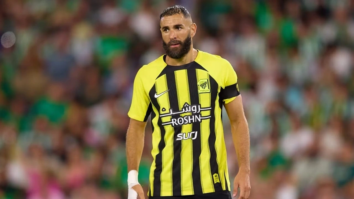 بنزيما يقترب من الرحيل عن صفوف الاتحاد