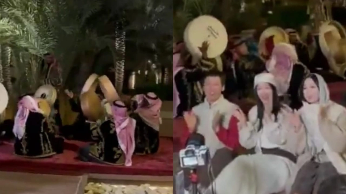 سياح صينيون يعيشون أجواء السامري في ليالي الدرعية ويوثقون التجربة .. فيديو
