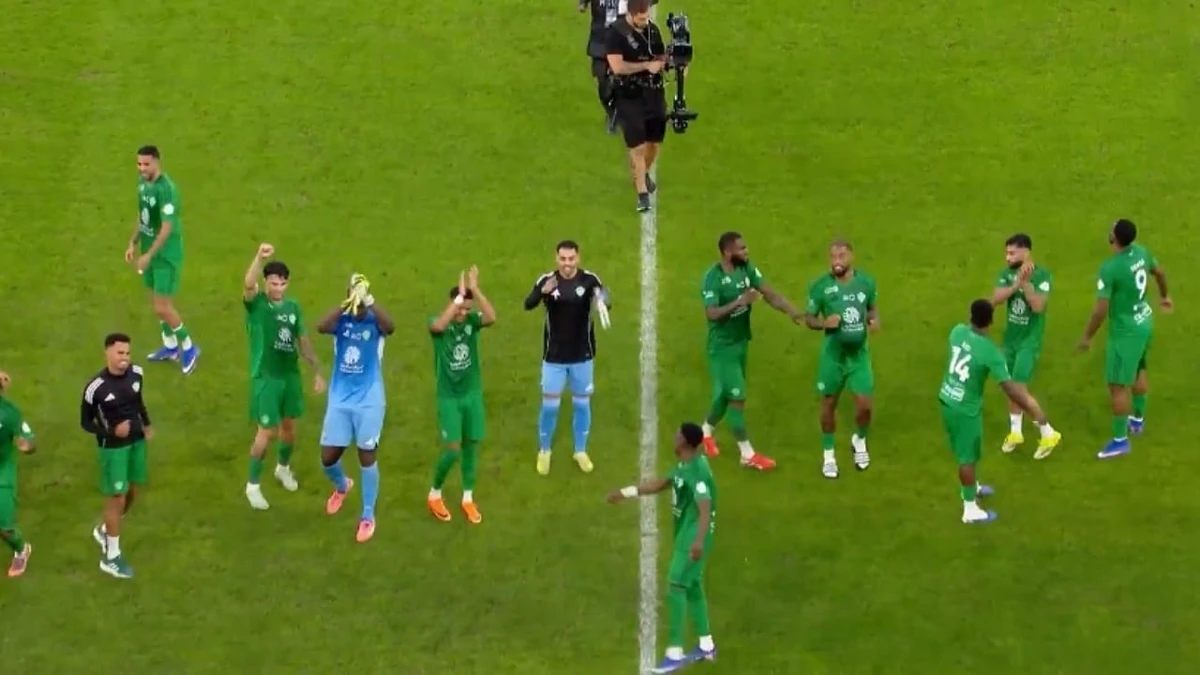 لاعبو الأهلي يحتفلون مع جماهيرهم بعد الفوز الكبير على الاتفاق .. فيديو
