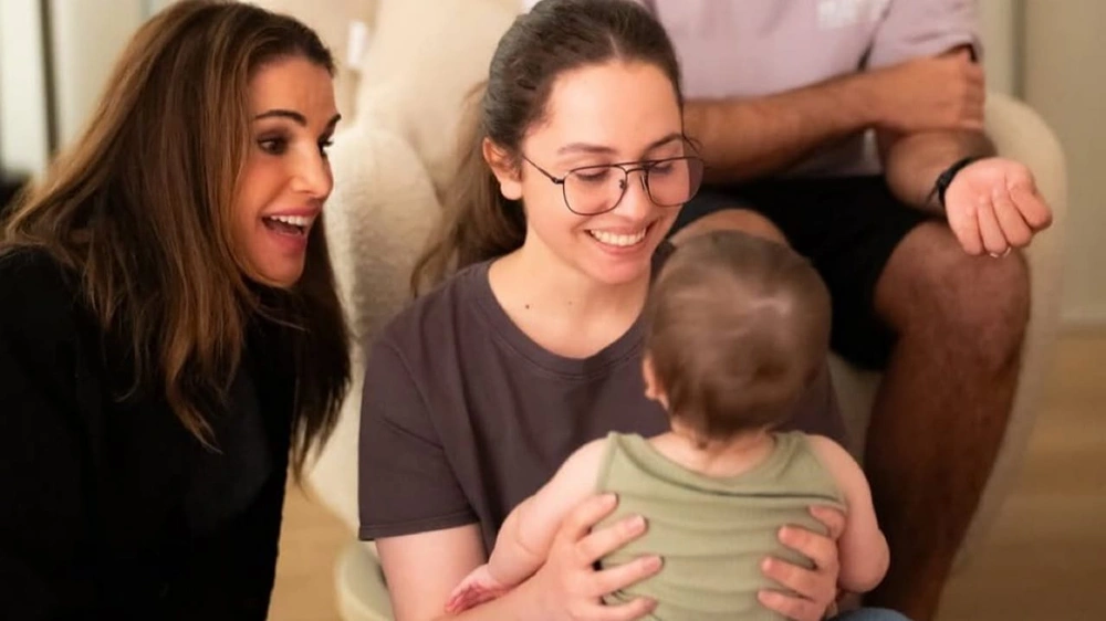 الملكة رانيا العبدالله برفقة حفيدتها أمينة ابنة الأميرة إيمان بنت الحسين