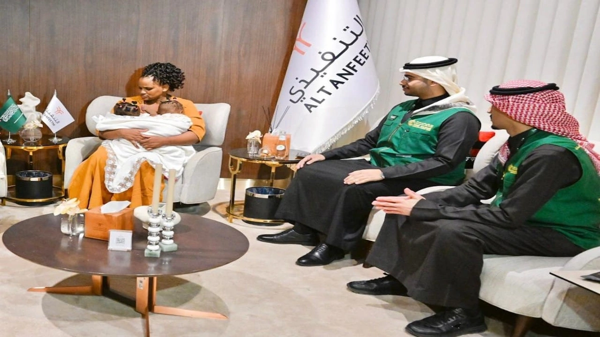 وصول التوأمان الملتصقان التنزانيان “لايتنيس ولوفنيس” إلى الرياض.. فيديو