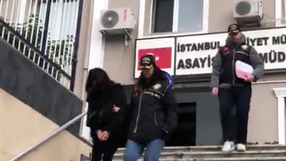 ضبط طفلة برفقة والدتها أثناء سرقة مجوهرات في إسطنبول.. فيديو