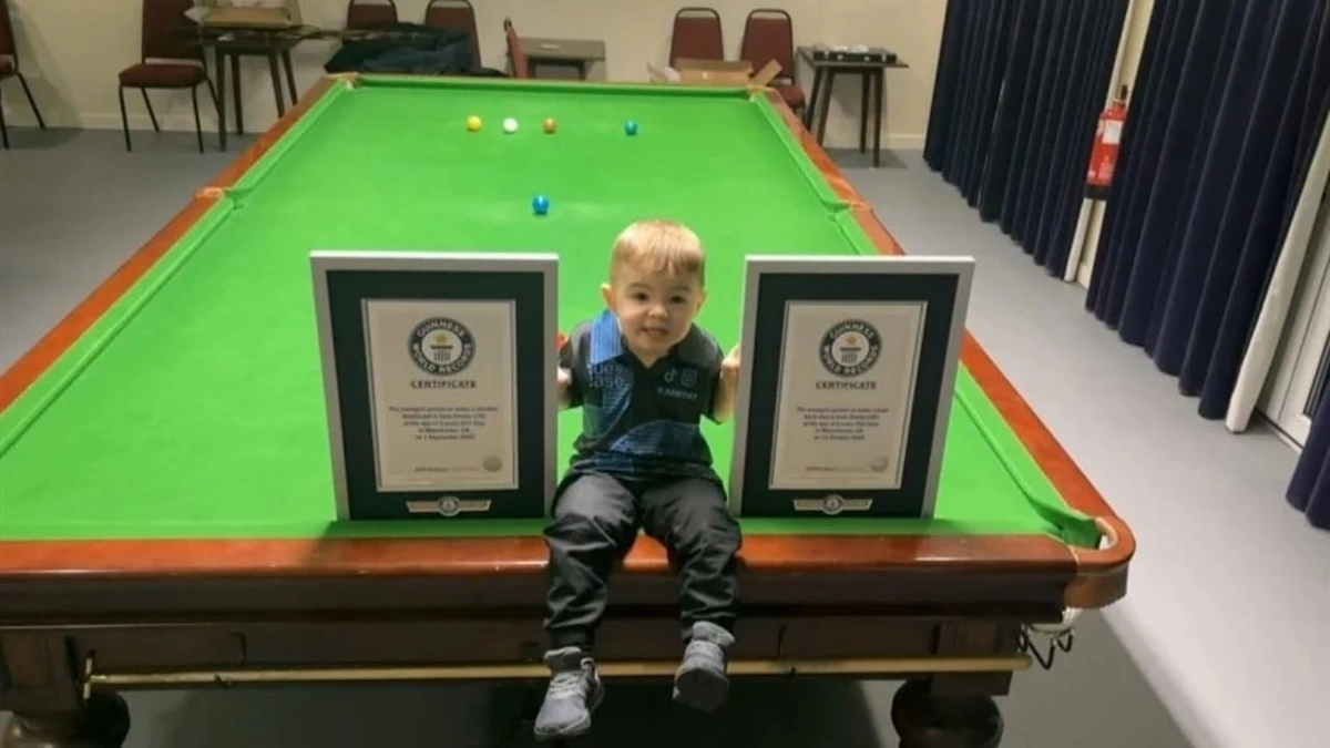 طفل بريطاني بعمر عامين يصنع التاريخ في البلياردو والسنوكر وينضم لغينيس