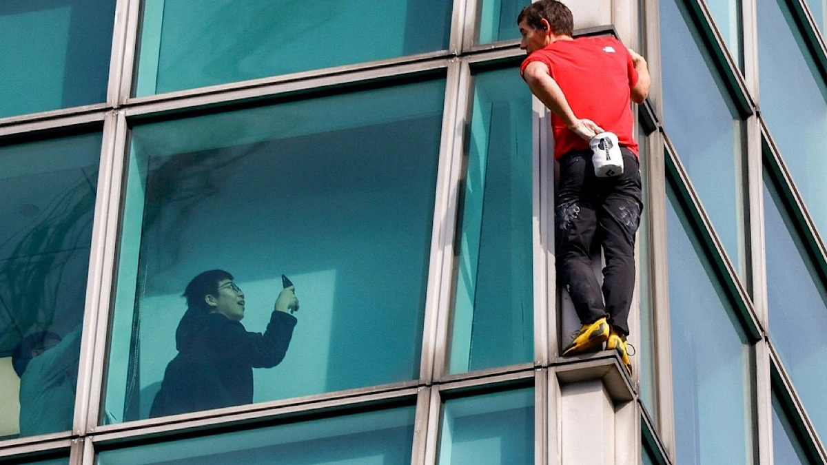 أليكس هونولد يخطف الأنفاس بتسلقه برج تايبه 101 بلا حبال .. صور