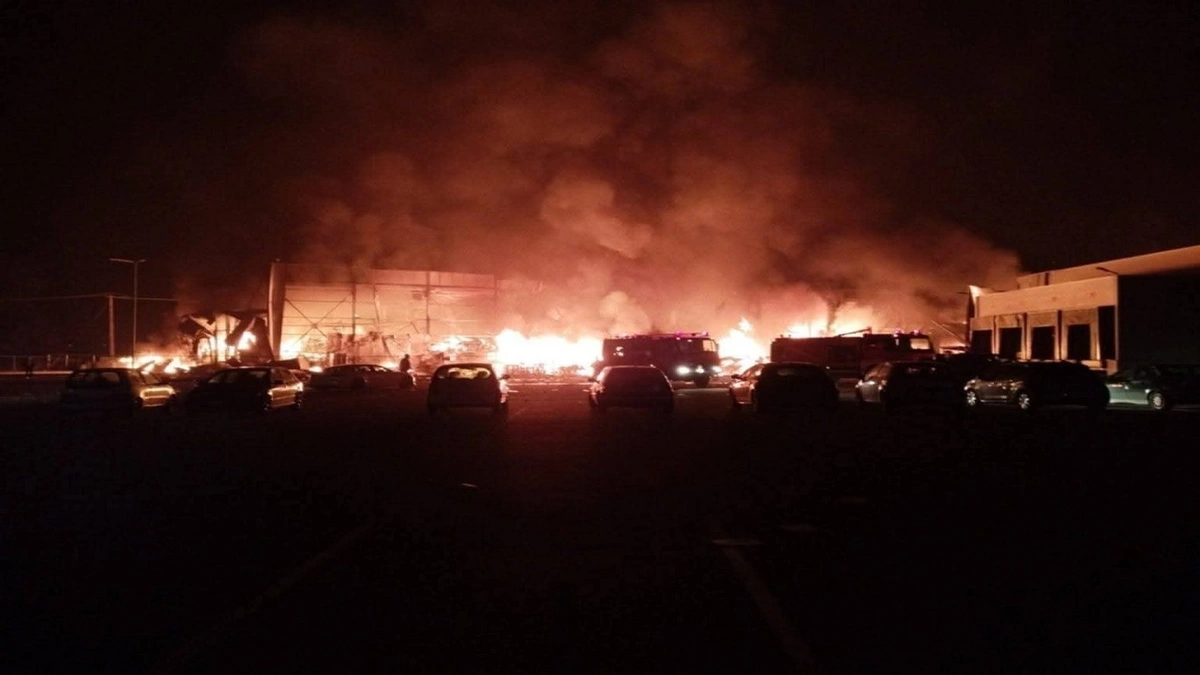 نهاية مروعة لموظفين في مصنع بسكويت .. فيديو