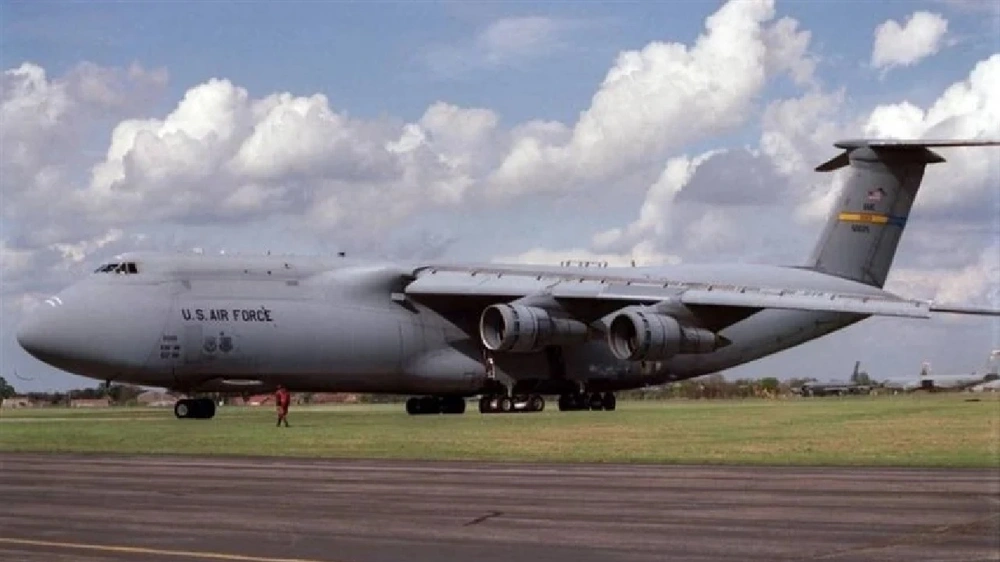 لحظة نقل مروحية ترامب الرئاسية داخل طائرة عملاقة.. فيديو