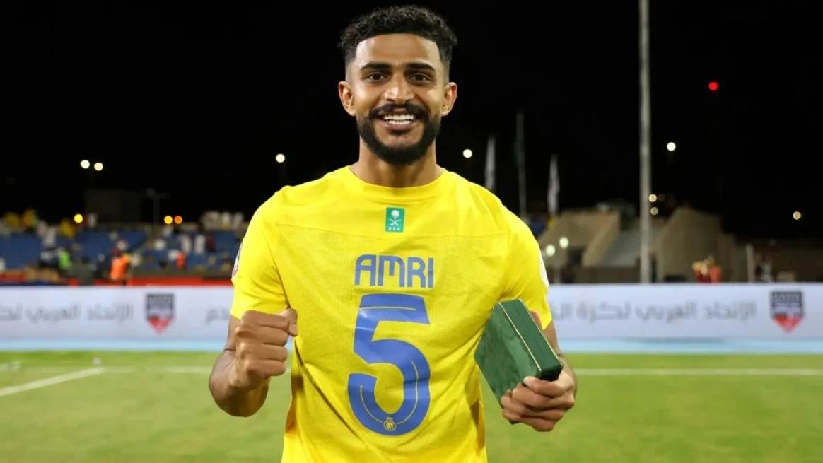العمري يشارك في تدريبات النصر الجماعية
