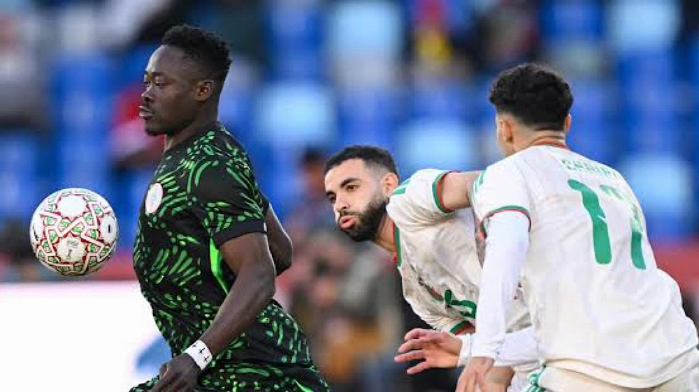 توتر في ممر غرف الملابس بعد اشتباك لاعبي الجزائر مع الحكم.. فيديو