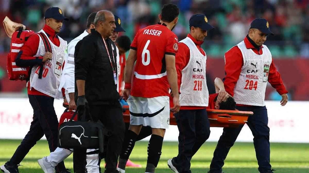 نجم منتخب مصر يغادر مباراة بنين باكيًا بسبب الإصابة