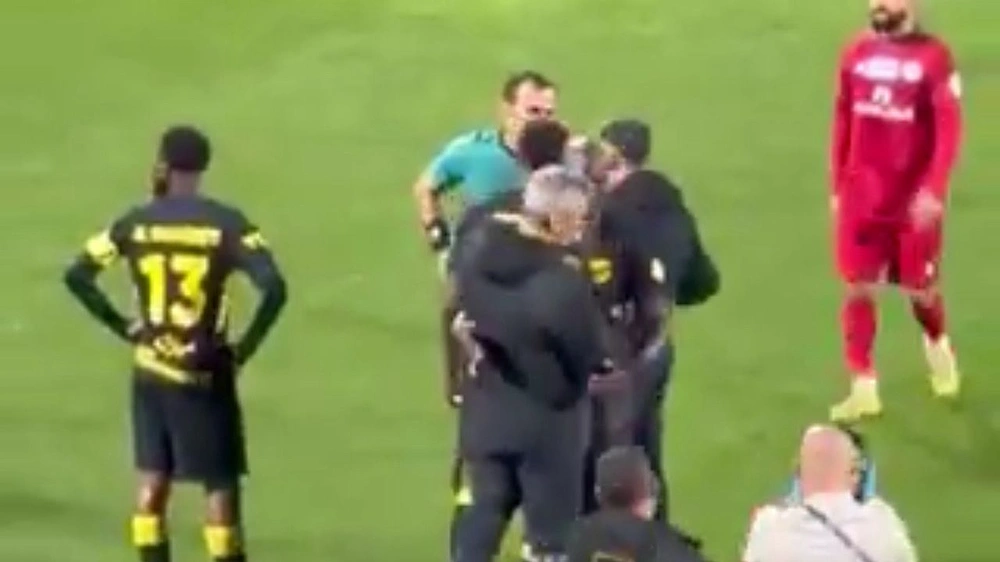 لحظة غضب كونسيساو وثلاثي الاتحاد على الحكم خالد الطريس..فيديو