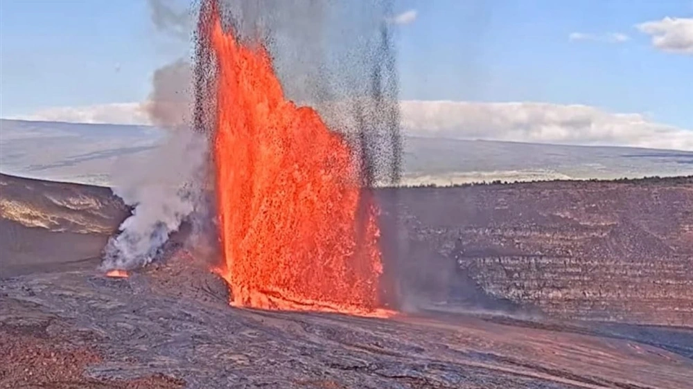 ثوران متواصل لبركان كيلويا مع تدفق الحمم وانبعاث الغازات البركانية .. فيديو