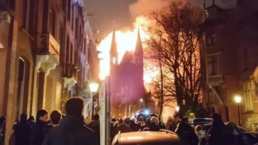 حريق ضخم يلتهم كنيسة أمستردام التاريخية خلال احتفالات رأس السنة .. صور