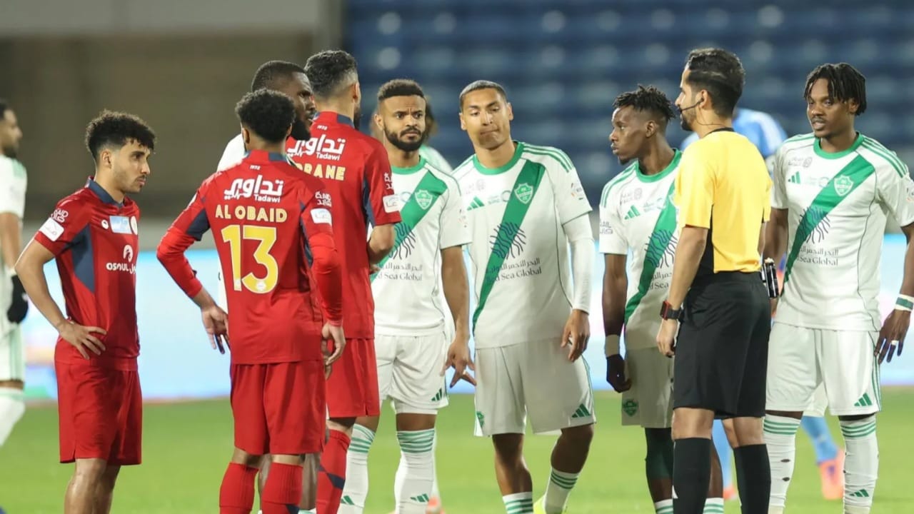 جدل تحكيمي واسع بعد مواجهة ضمك والأهلي ولجنة الانضباط تفتح تحقيقًا