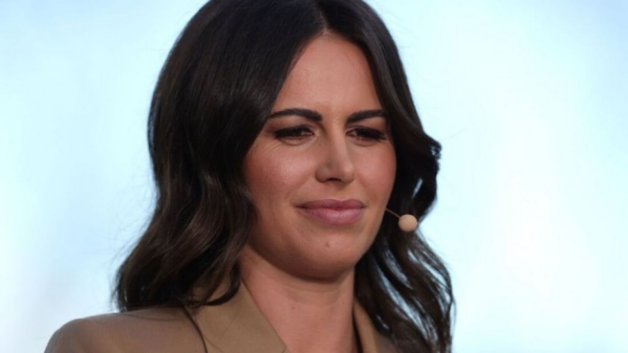 مذيعة أسترالية تظهر “مخمورة” خلال بث مباشر للأولمبياد الشتوي .. فيديو