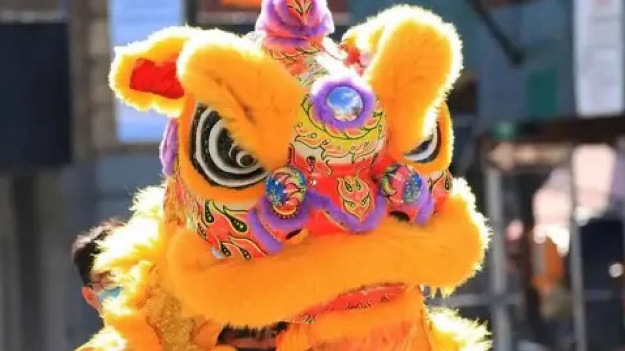 شرطة بانكوك تتنكر في «رقصة الأسد» للإيقاع بسارق تماثيل بوذا .. فيديو