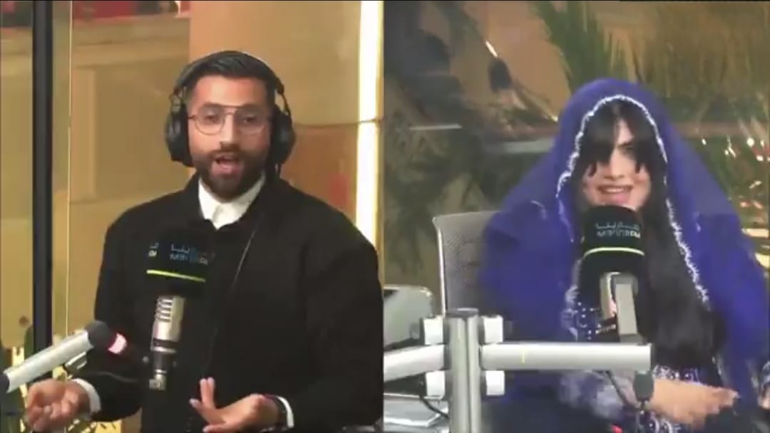 سارة الودعاني توقف الحوار لترتيب شعرها وعلي نجم يعلق.. فيديو