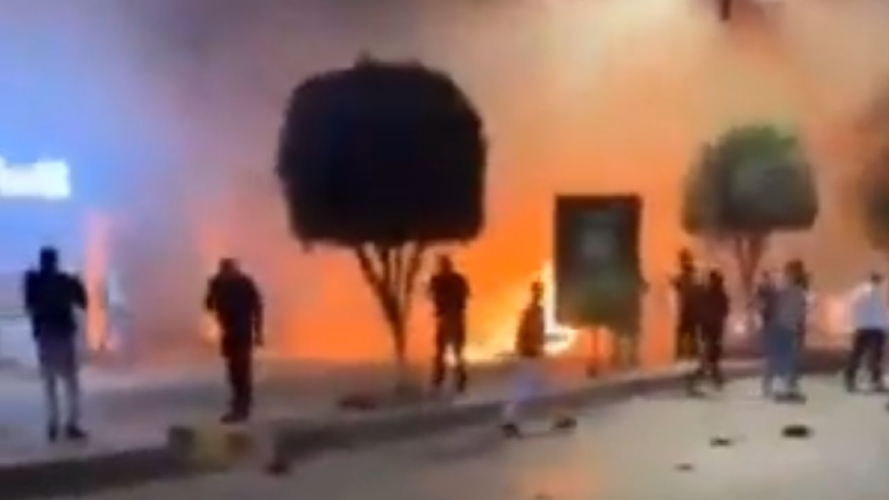 لحظة سقوط شظايا صاروخ إيراني في شارع الهاشمي بالأردن .. فيديو