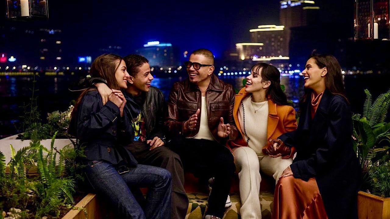 عمرو دياب يظهر مع أبنائه الأربعة في إعلان جديد لأول مرة