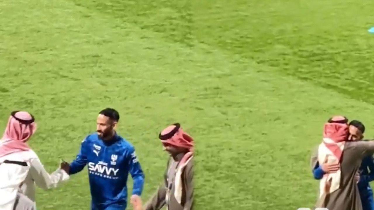 مندش مع أعضاء مجلس إدارة التعاون قبل مواجهة الهلال..فيديو