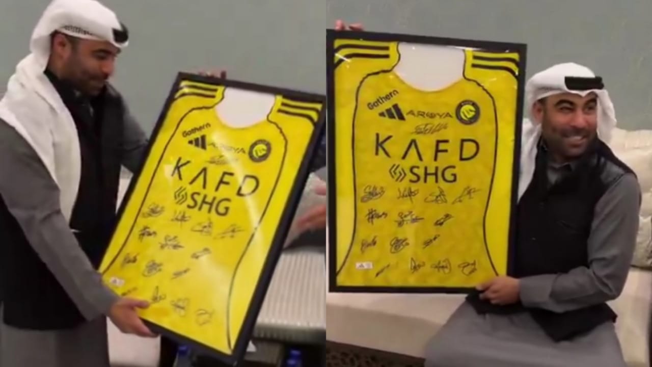 نائب رئيس النصر يهدي عبودكا تيشيرت الفريق موقع من نجوم النادي.. فيديو