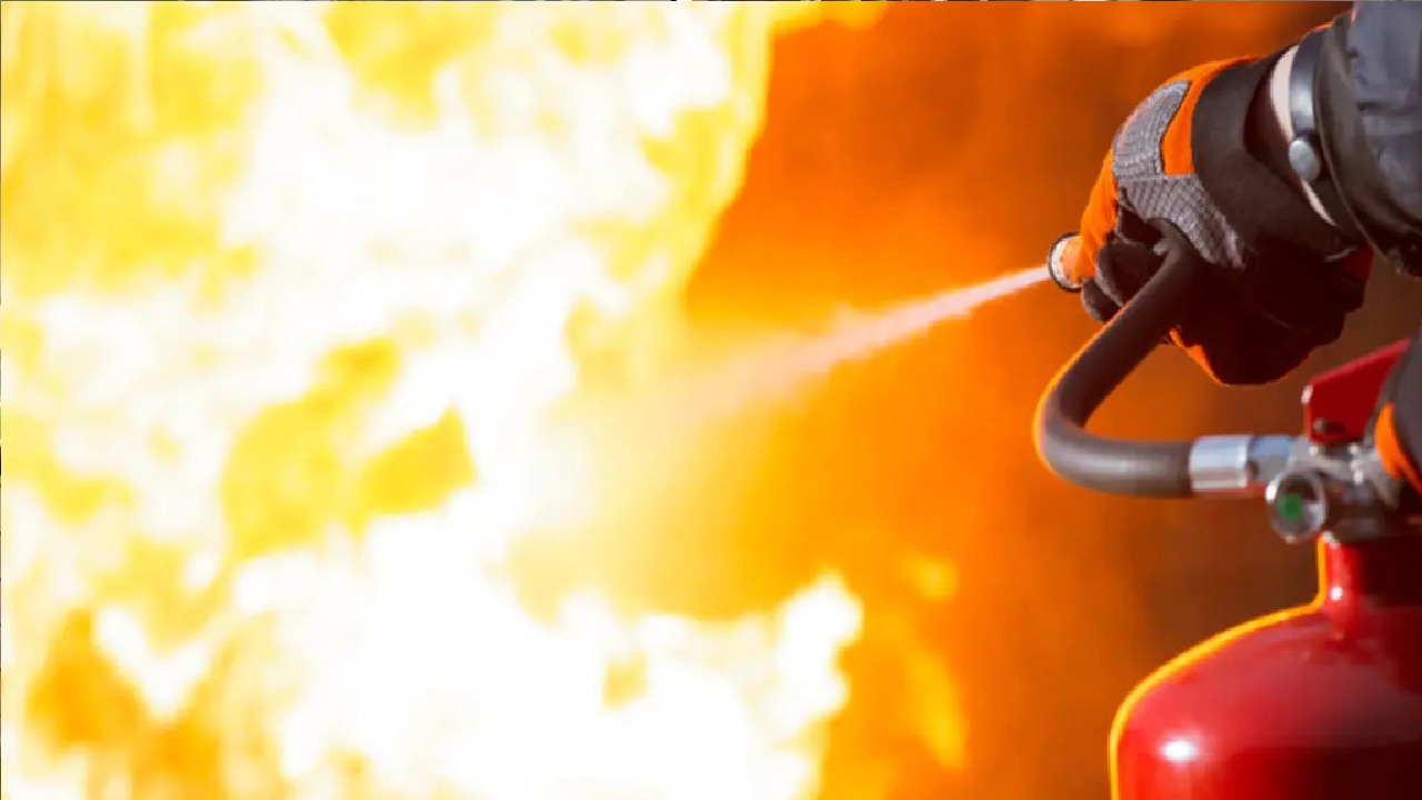 إخماد حريق في محال تجارية بجازان