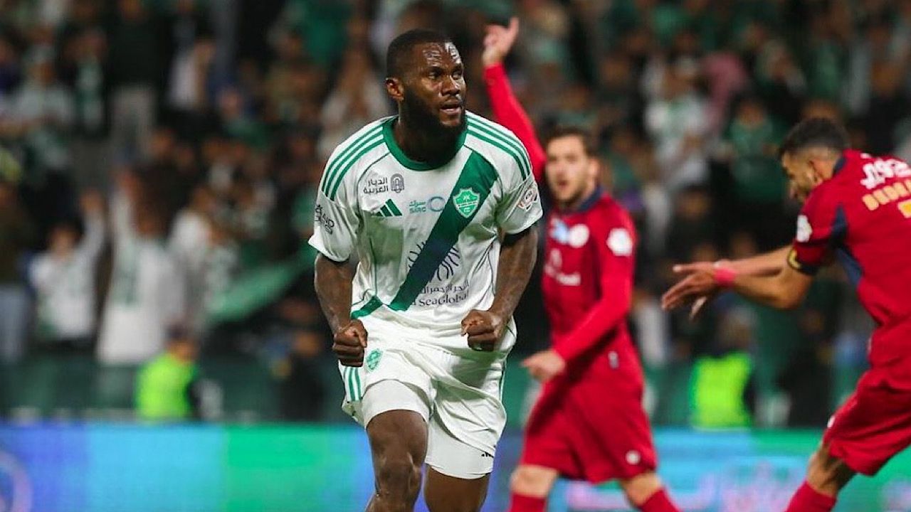 الأهلي يعتلي صدارة الدوري بعد فوزه على ضمك