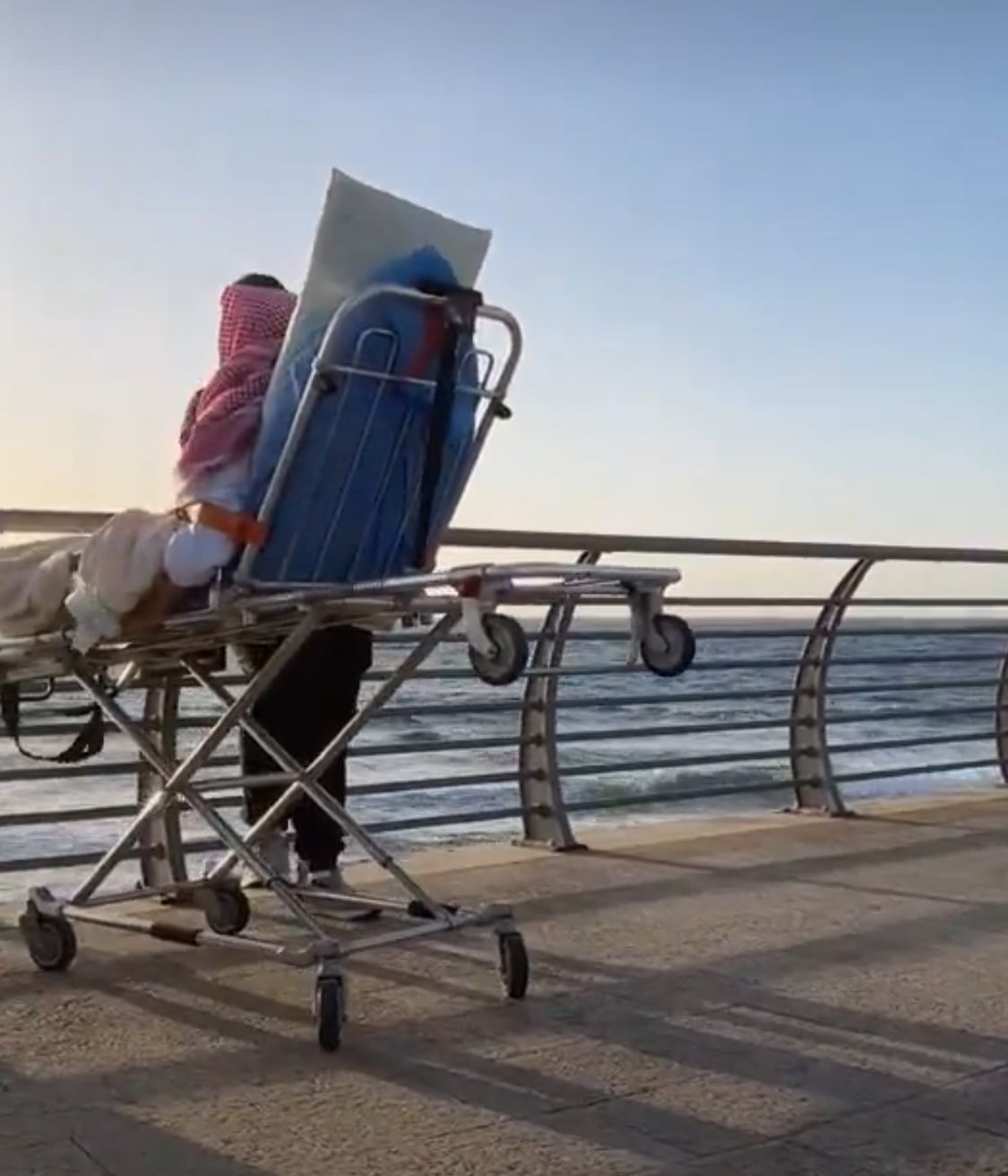 مسعف يحقق أمنية مسن مقعد في المستشفى ويأخذه في نزهة بحرية .. فيديو