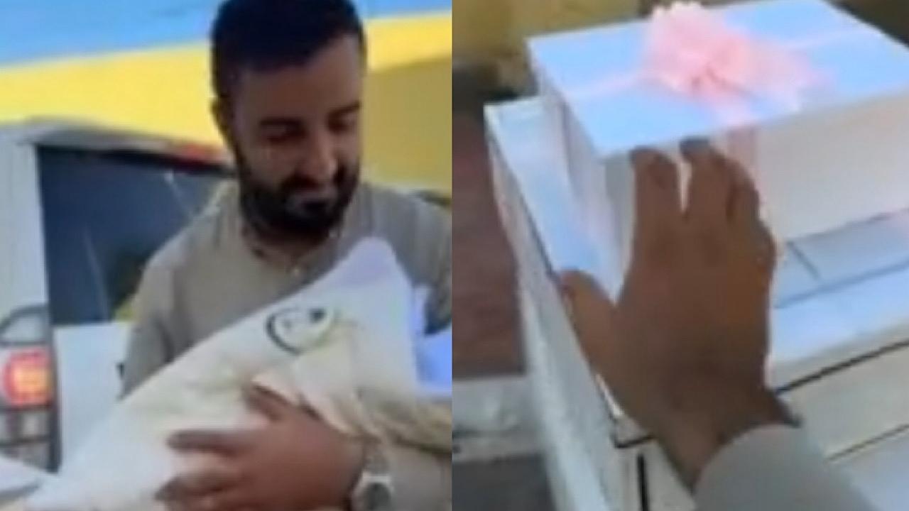 مستشفى الأمير محمد بن سلمان يحتفي بولادة طفلة ويكرم والدها اليمني بهدية خاصة.. فيديو