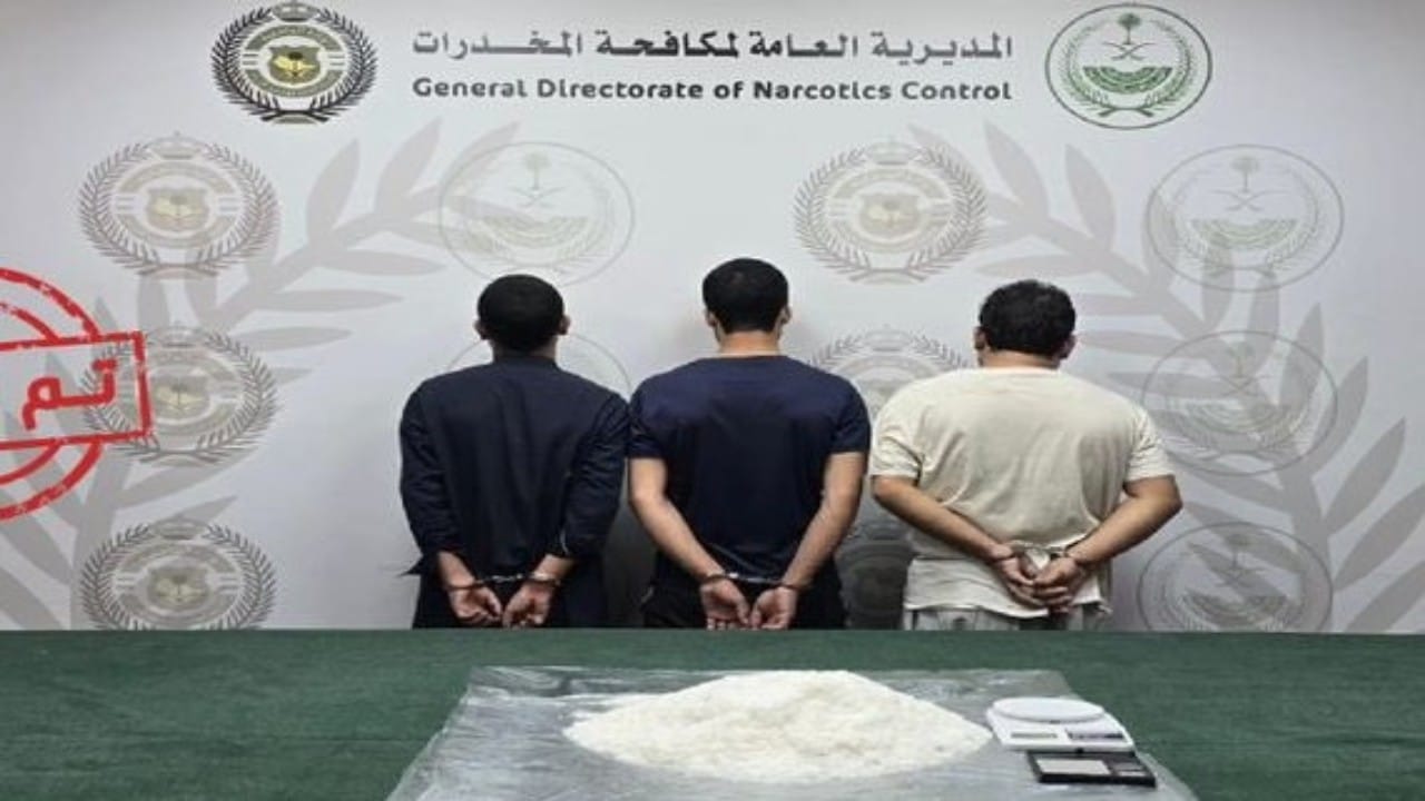 القبض على 23 شخصًا لتهريبهم مواد مخدرة