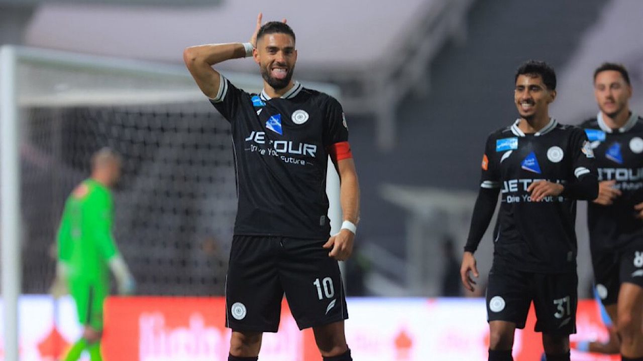 الشباب يتجاوز الرياض بثلاثية