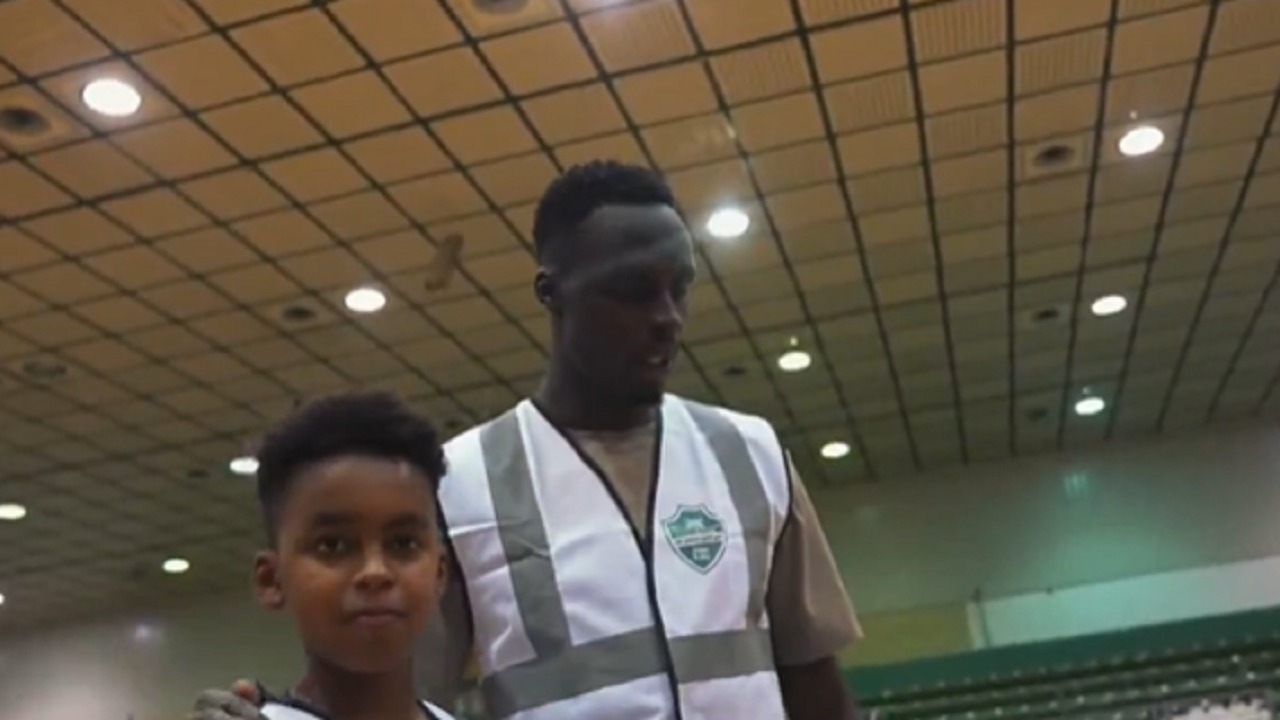 ابن ميندي يشارك والده في توزيع السلال الرمضانية.. فيديو