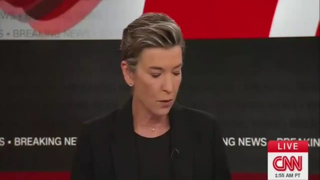 صوت الإنذار يقاطع النشرة الإخبارية لمذيعة CNN المتواجدة في أبوظبي.. فيديو