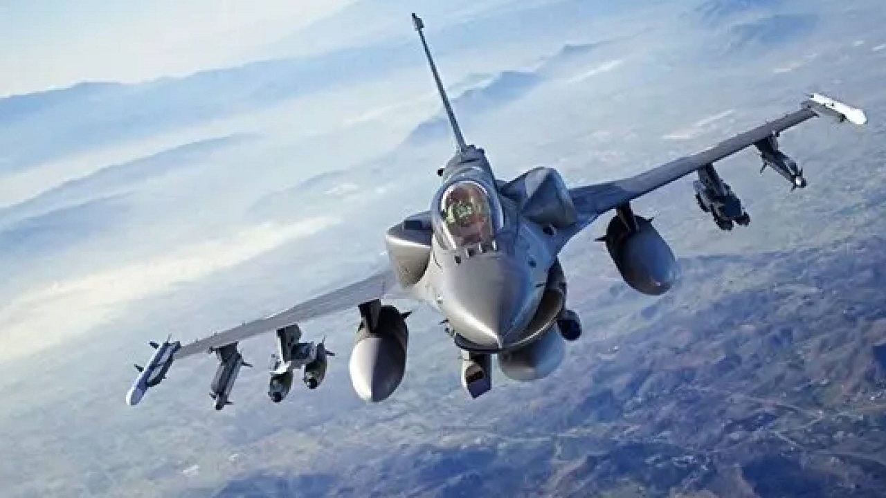 تحطّم مقاتلة تركية بعد إقلاعها من قاعدة جوية ومصرع الطيار