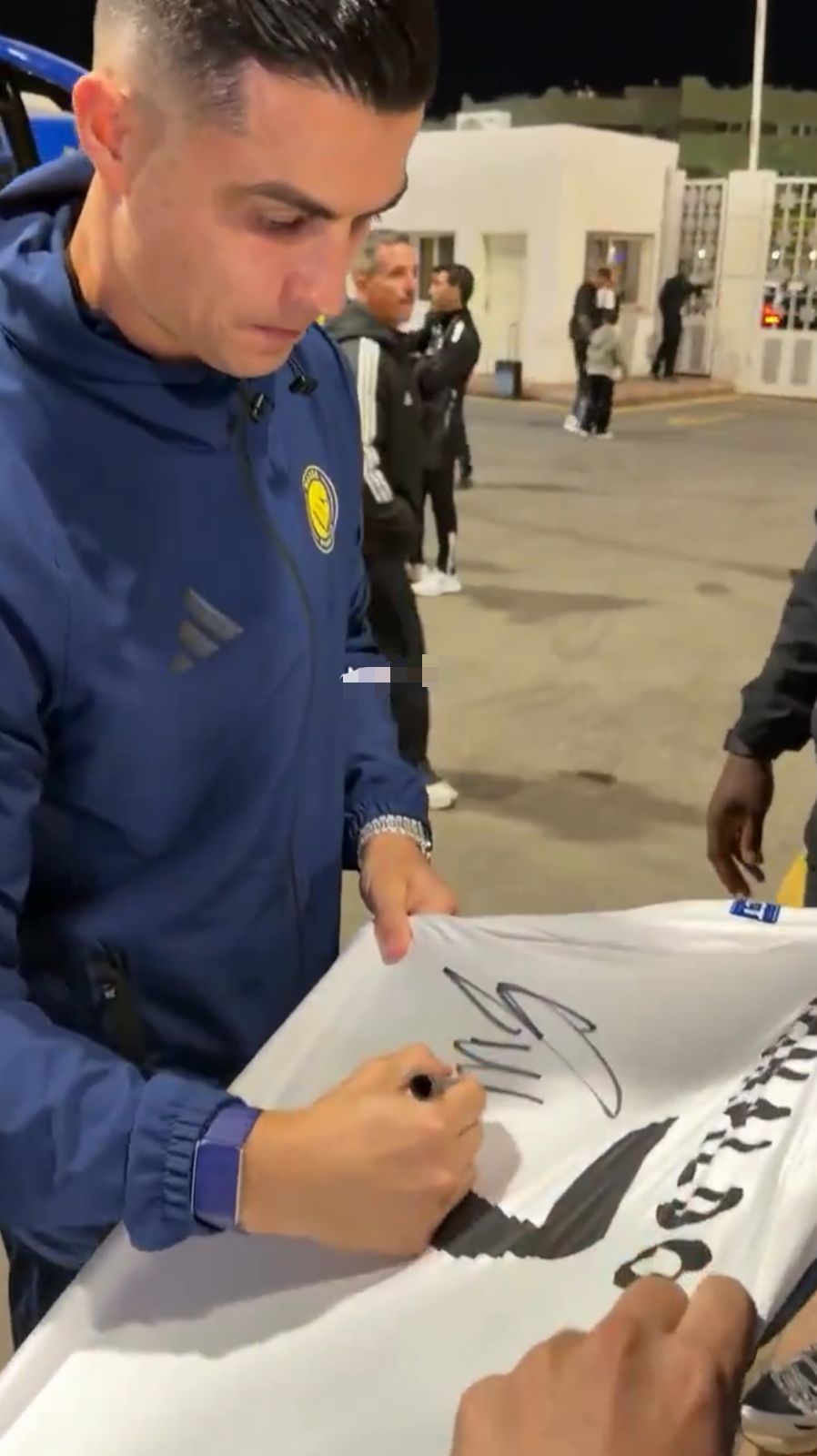 رونالدو يوقع لمشجع على قميص ريال مدريد .. فيديو