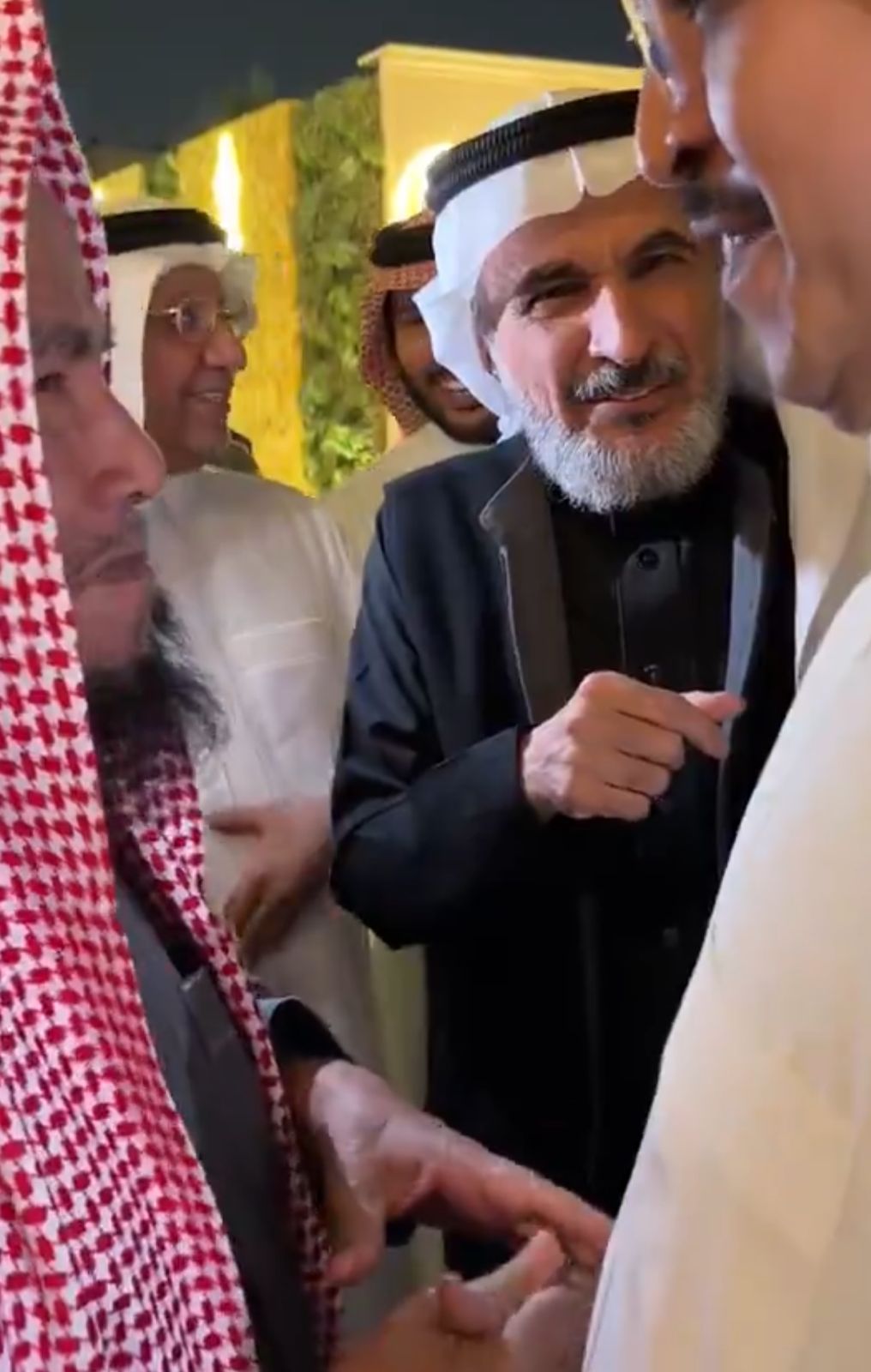 الشيخ عبدالله المطلق لمحمد الدريم: الحين أبوك ميت زوجني أمك .. فيديو