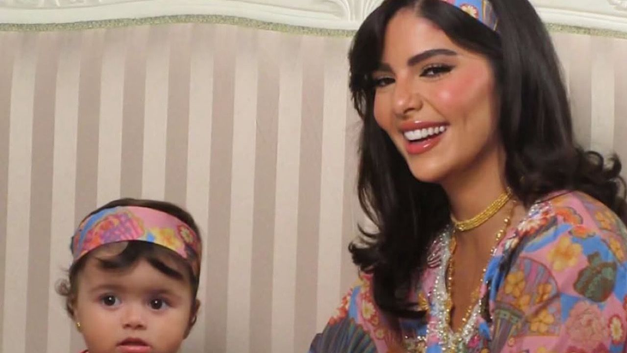 أصالة كامل وطفلتها بإطلالة رمضانية.. صور