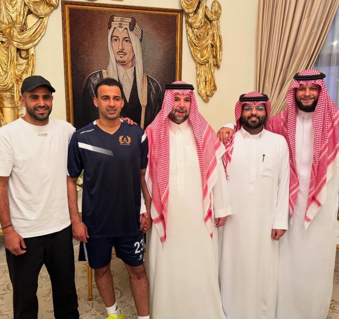 لقطة ودية تجمع محرز بالحوسني والأمير عبدالله بن سعد