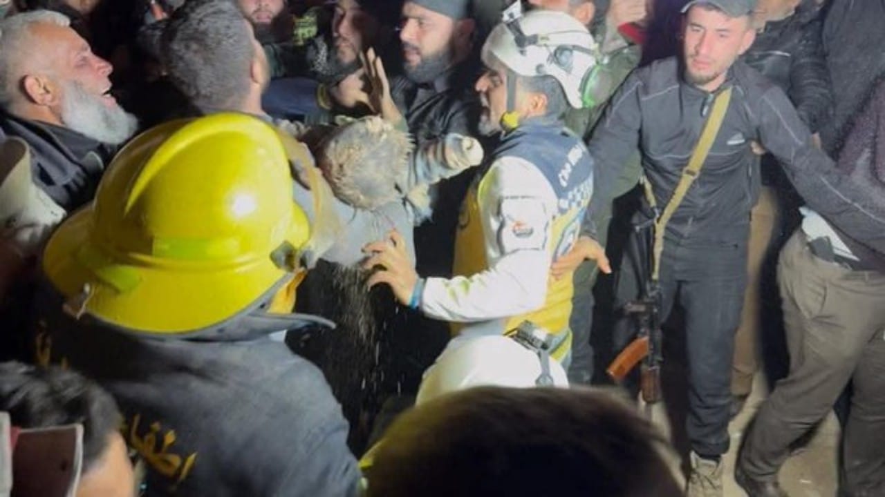 لحظة سقوط طفل سوري في بئر عميقة وعملية إنقاذه.. فيديو