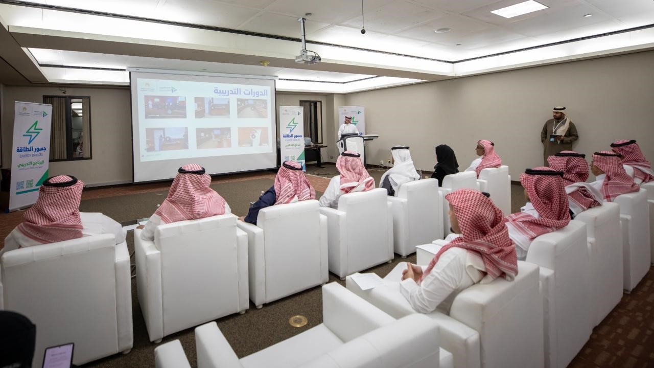 «جسور الطاقة» يختتم أعماله بتأهيل كفاءات متخصصة في إعلام الطاقة.. صور