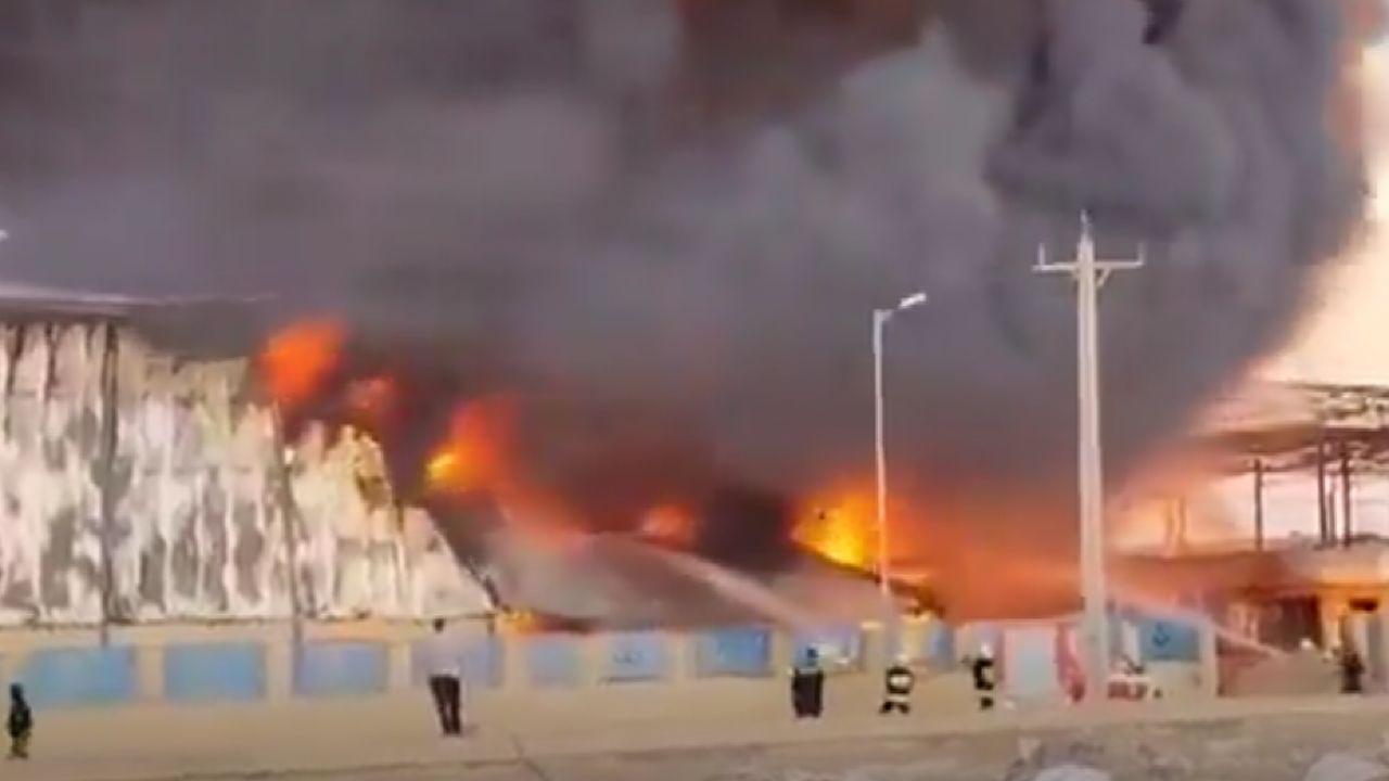 حريق هائل بمصنع بلاستيك في عبادان بإيران .. فيديو