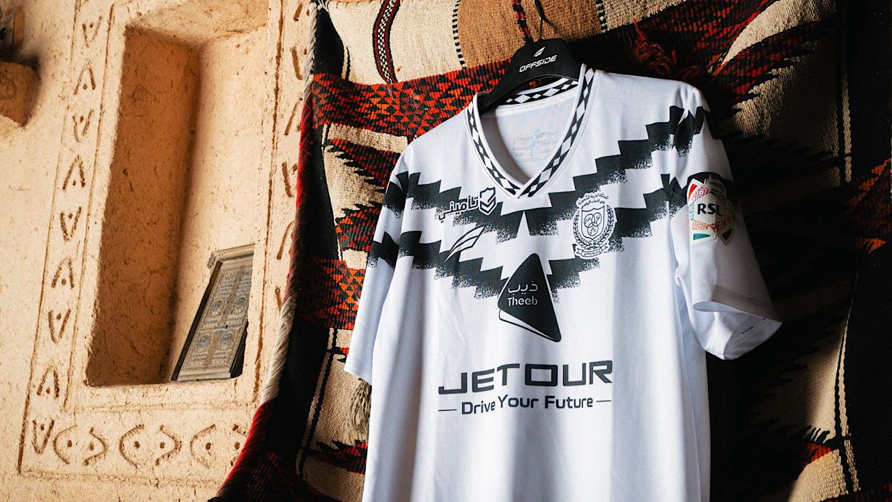 الشباب يكشف عن قميص استثنائي احتفالاً بيوم التأسيس.. صور