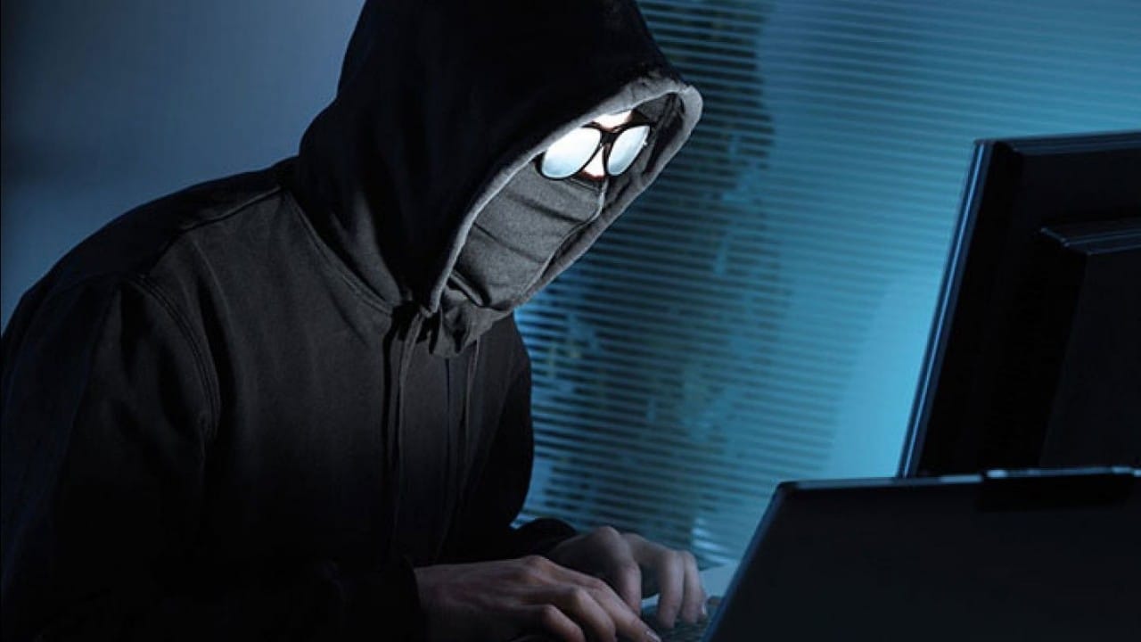 وزير مصري سابق يقع ضحية للنصب الإلكتروني