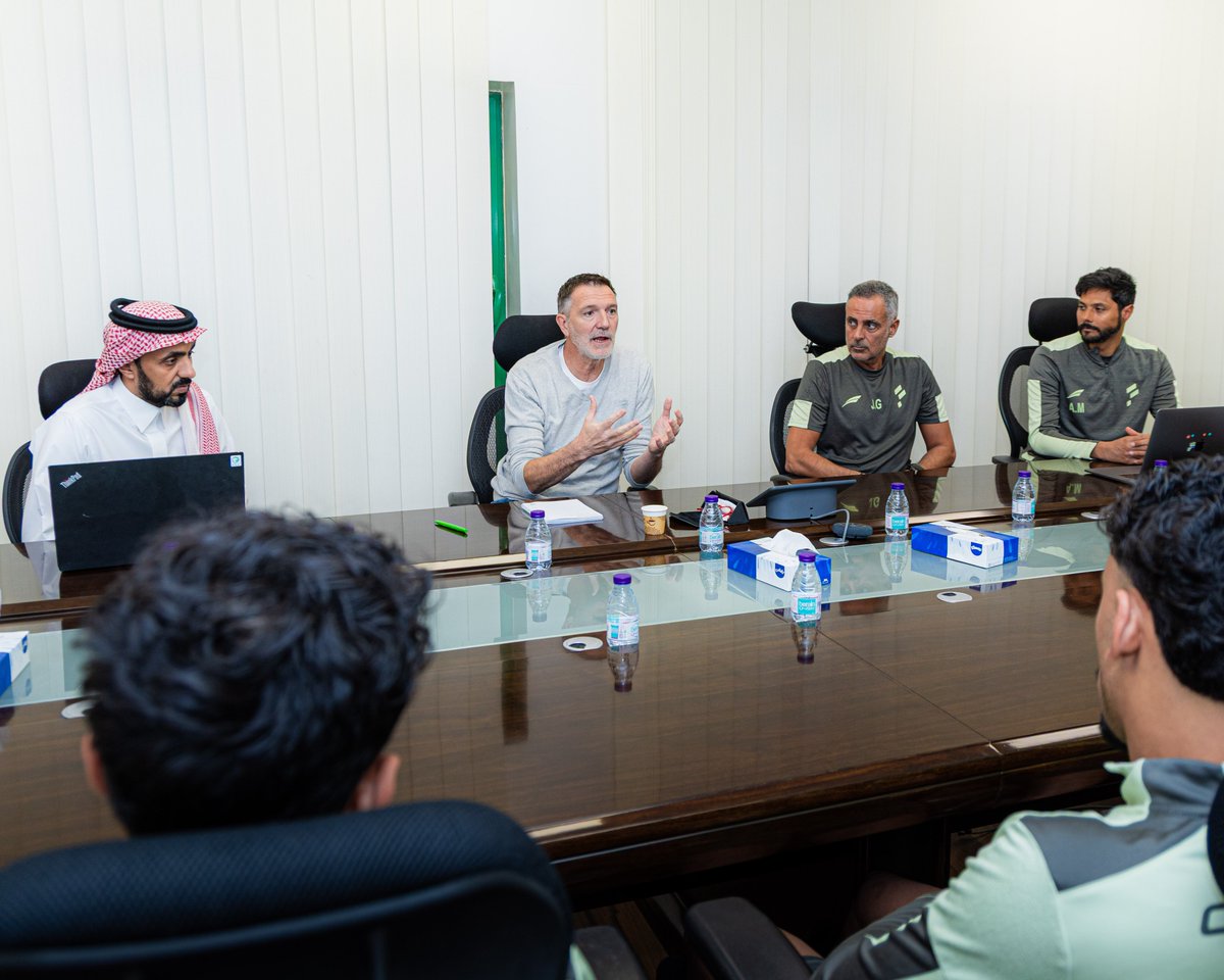 الجهاز الفني للأخضر يزور لاعبي الفتح والأخدود.. صور