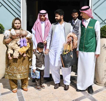 وصول التوأم الملتصق الباكستانيسفيان ويوسف إلى الرياض.. صور