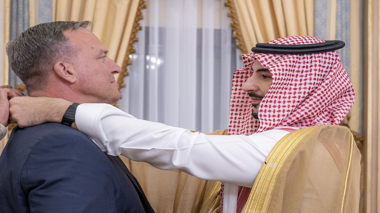 وزير الدفاع يُقلد قائد القيادة المركزية الأمريكية السابق وسام الملك عبدالعزيز من الدرجة الممتازة