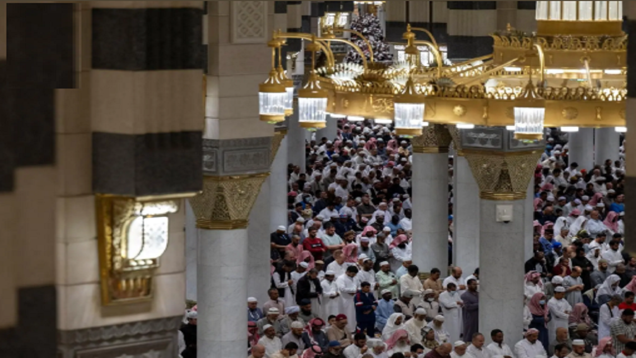 أجواء روحانية تحفّ قاصدي المسجد النبوي في صلاة التراويح في أول ليلة من رمضان